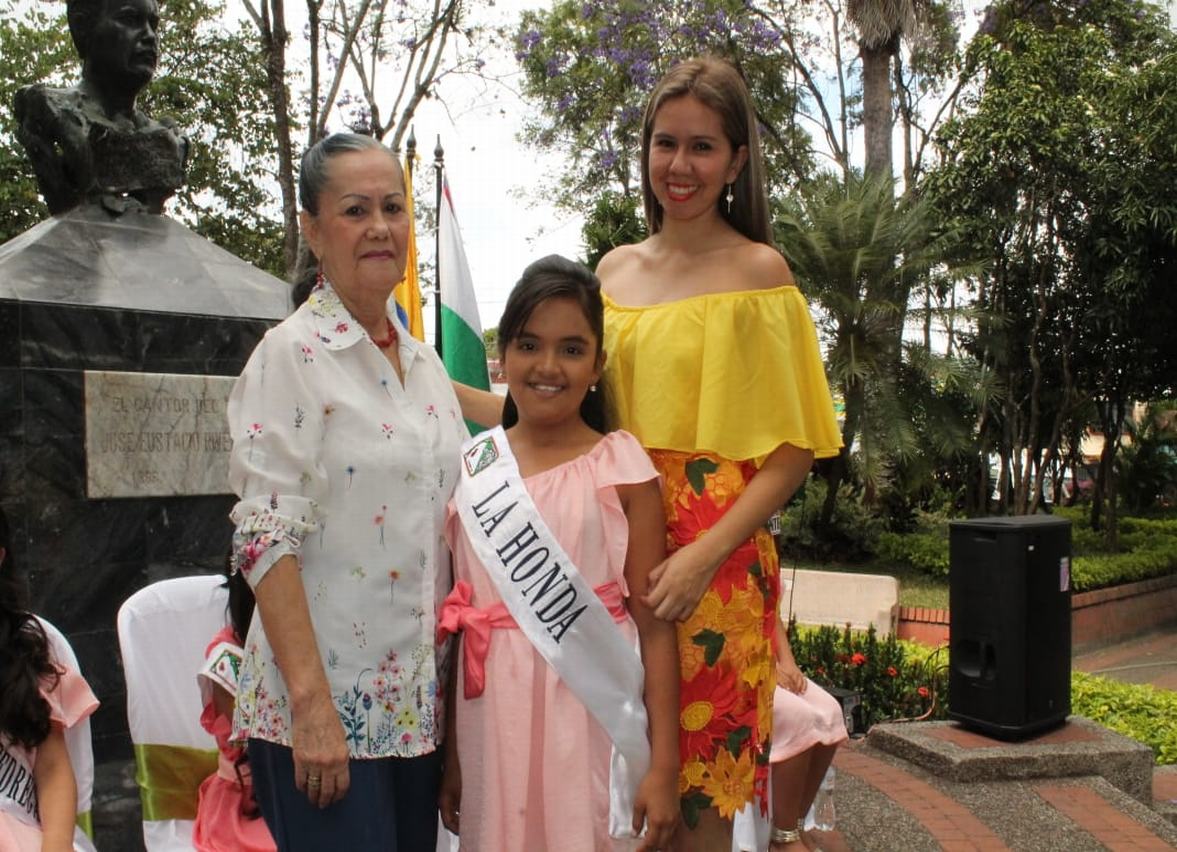 La niña La Honda; Laura Maritza Meneses Leyton, junto a Flor María; directora del Festival y Mariana Prada, secretaria de Turismo y Cultura del municipio.